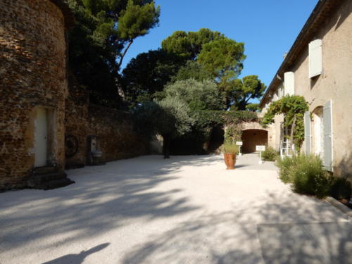 Sortie dans les Côtes-du-Rhône: château de la Nerthe.