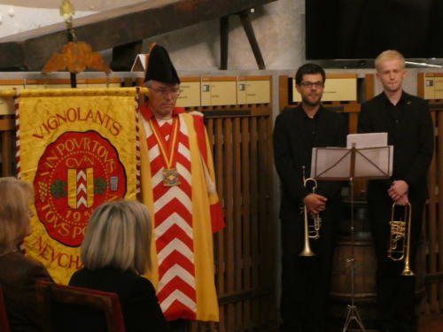Frairie de printemps au Château de Boudry - cérémonie des intronisations: Sylvain Ischer et les deux trompettistes de l'Harmonie de Colombier. 