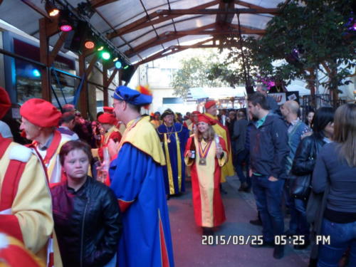 Ouverture de la Fête des vendanges: au milieu, Marie-France Matter.