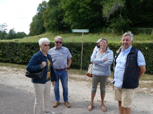 Sortie dans l'Auxerrois: arrivée à l'Abbaye de Fontenay pour une visite guidée. Pierrette et Walter Zwahlen, Rose et Claude Buschini. 