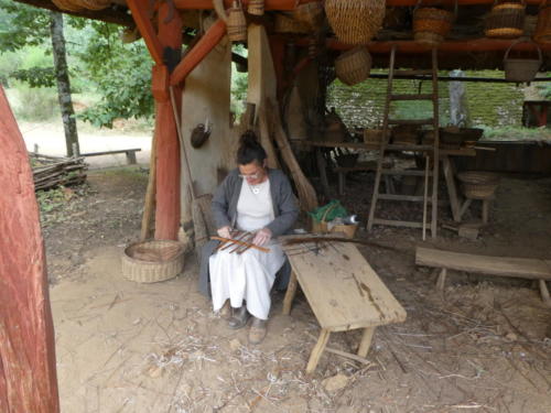 Sortie dans l'Auxerrois: Visite du chantier médiéval de Guédelon. La vannière.