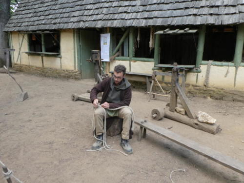 Sortie dans l'Auxerrois: Visite du chantier médiéval de Guédelon. Le cordier.