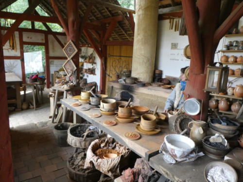 Sortie dans l'Auxerrois: Visite du chantier médiéval de Guédelon.  La poterie.