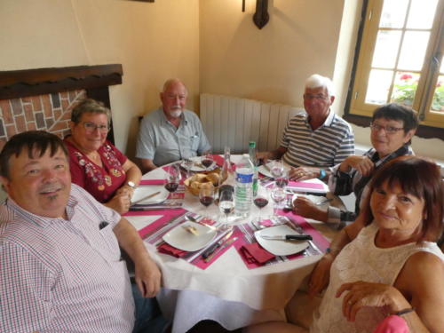 Sortie dans l'Auxerrois: Repas à l'Auberge La Demoiselle, à Saint-Fargeau.  Jean-Claude Perrenoud, Marie-Paule et Alain Geiser, Robert Goffinet, Carmen Ballaman et Régine Watrin.