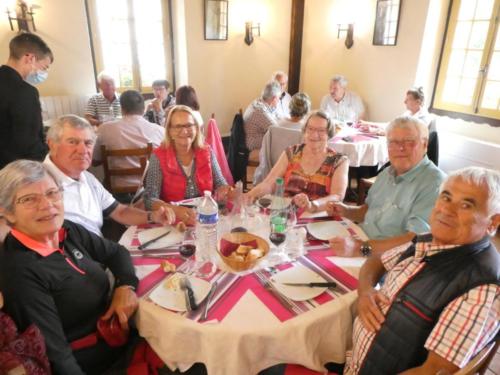 Sortie dans l'Auxerrois: Repas à l'Auberge La Demoiselle, à Saint-Fargeau.  Josiane et Claude Duvoisin, Hélène Tardin, Nelly et Claude Richard, et Michel Tardin.