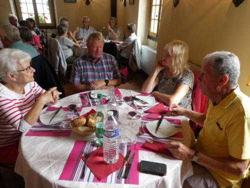 Sortie dans l'Auxerrois: Repas à l'Auberge La Demoiselle, à Saint-Fargeau.  Pierrette et Walter Zwahlen, Christine et Daniel Principi. 