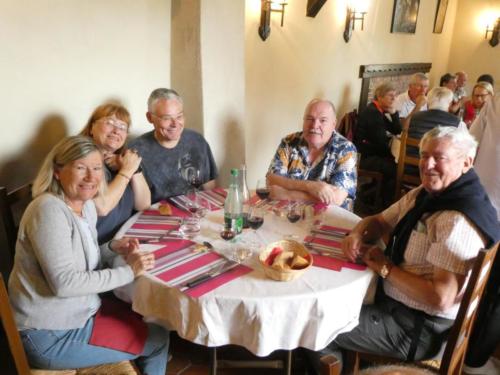 Sortie dans l'Auxerrois: Repas à l'Auberge La Demoiselle, à Saint-Fargeau.  Geneviève Colomb, Lidy Deniset, Sylvain Ischer, Vincent L'Eplattenier et Gérard Colomb. 