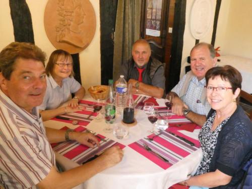 Sortie dans l'Auxerrois: Repas à l'Auberge La Demoiselle, à Saint-Fargeau. Bernard et Christiane Chevalley, Jean-Rémi, François Sahli et Micheline Jaccoud. 