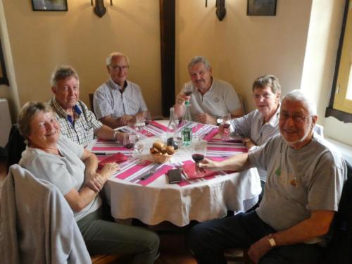 Sortie dans l'Auxerrois: Repas à l'Auberge La Demoiselle, à Saint-Fargeau.  Rose et Claude Buschini, Jean-François Kunzi, Philippe Donner, Danielle et Alfred Zehr. 