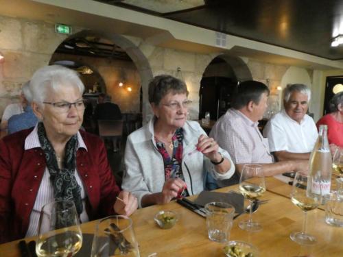 Sortie dans l'Auxerrois: Repas à la brasserie Le Quai, à Auxerre. Pierrette Zwahlen, Danielle Zehr, Jean-Claude Perrenoud et Michel Tardin.  