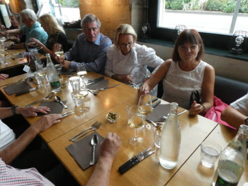 Sortie dans l'Auxerrois: Repas à la brasserie Le Quai, à Auxerre. Claude Duvoisn, Hélène Tardin et Régine Watrin. 