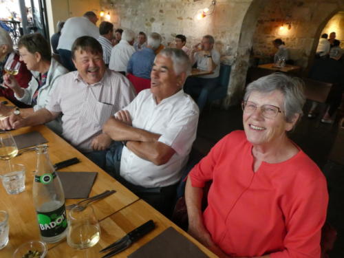 Sortie dans l'Auxerrois: Repas à la brasserie Le Quai, à Auxerre. Danielle Zehr, Jean-Claude Perrenoud, Michel Tardin et Josiane Duvoisin. 