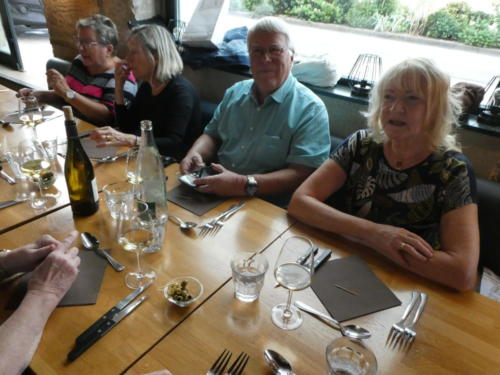 Sortie dans l'Auxerrois: Repas à la brasserie Le Quai, à Auxerre. Marie-Paule Geiser, Geneviève Colomb, Claude Richard et Christine Principi.