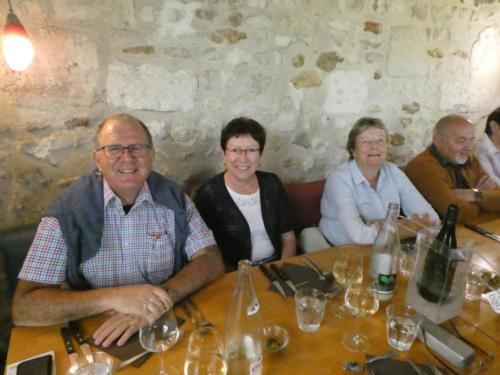 Sortie dans l'Auxerrois: Repas à la brasserie Le Quai, à Auxerre. François Sahli, Micheline Jaccoud, Rose Buschini et Jean-Rémi.