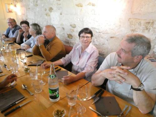 Sortie dans l'Auxerrois: Repas à la brasserie Le Quai, à Auxerre. François Sahli, Micheline Jaccoud, Rose Buschini, Jean-Rémi, Carmen Ballaman et Philippe Donner.