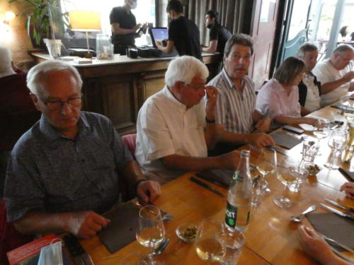 Sortie dans l'Auxerrois: Repas à la brasserie Le Quai, à Auxerre. Jean-François Kunzi, Robert Goffinet, Bernard et Christiane Chevalley, Claude Buschini et Vincent L'Eplattenier. 