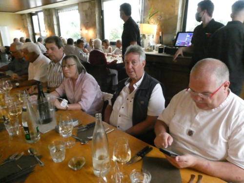 Sortie dans l'Auxerrois: Repas à la brasserie Le Quai, à Auxerre. Robert Goffinet, Bernard et Christiane Chevalley, Claude Buschini et Vincent L'Eplattenier. 