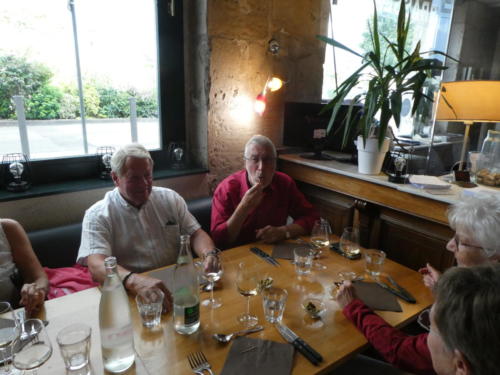 Sortie dans l'Auxerrois: Repas à la brasserie Le Quai, à Auxerre. Walter Zwahlen et Alfred Zehr. 