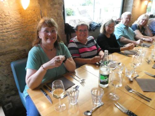 Sortie dans l'Auxerrois: Repas à la brasserie Le Quai, à Auxerre. Lidy Deniset, Marie-Paule Geiser, Geneviève Colomb, Claude Richard et Christine Principi. 