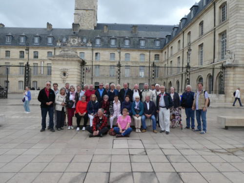 Sortie dans l'Auxerrois: devant le Palais des Ducs à Dijon. 1er rang: Sylvain Ischer et Lidy Deniset. 2e rang:  Marie-Paule Geiser, Hélène Tardin, Josiane Duvoisin, Carmen Ballaman, Micheline Jaccoud, Pierrette et Walter Zwahlen. 3e rang: Alfred et Danielle Zehr, Geneviève Colomb, Claude Buschini, Christiane Chevalley, Rose Buschini, Gérard Colomb, Vincent L'Eplattenier, Claude Duvoisin, Daniel Principi, Michel Tardin, Christine Principi, François Sahli, Alain Geiser, Philippe Donner, Jean-Claude Perrenoud, Robert Goffinet, Jean-François Kunzi, Nelly et Claude Richard, Bernard Chevalley. (Manque Régine Watrin, encore en promenade...??)