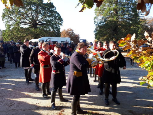 Chapitre de la Confrérie de la Faisanderie, à Sully-sur-Loire: La rencontre conviviale du samedi matin dans la forêt d'Orléans, suivie d'une chasse à courre.