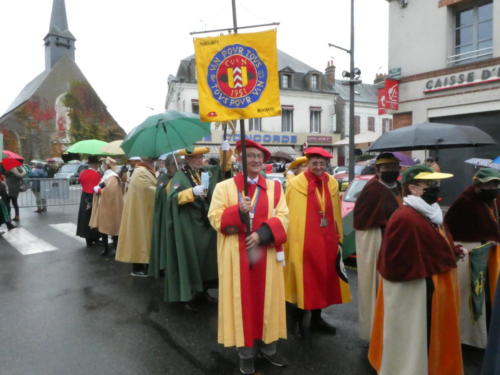 Chapitre de la Confrérie de la Faisanderie, à Sully-sur-Loire: Le cortège à travers la ville de Sully. Jean-François Kunzi et Danielle Zehr. 