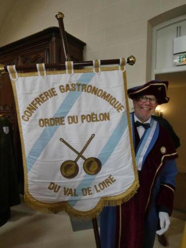 Chapitre de la Confrérie gastronomique culinaire du Val de Loire - Grand Ordre du Poêlon au Château d'Artigny (F). La bannière de la Confrérie. 