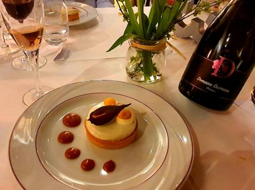 Frairie de printemps au Château de Boudry: Tartelette de quinoa, comme un riz au lait, des graines de l'Ami luron. Accompagnée d'un Mousseux rosé brut Neuchâtel AOC 2020 du Domaine Divernois, Cornaux.