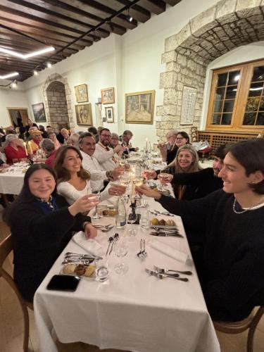 Frairie de printemps au Château de Boudry : famille Octavio et Isabelle Garcia, Jérémie Veillard, Véronique et Michel Veillard, Michel Froidevaux et Gabrielle Veillard.