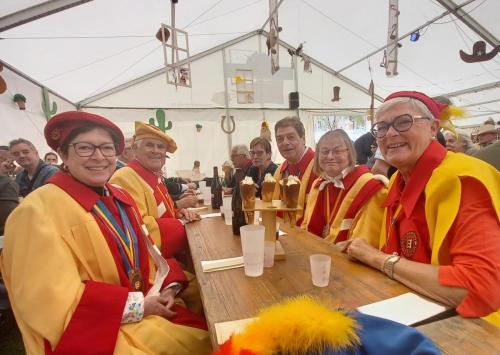 Fête du Vin nouveau Cressier : Micheline Jaccoud, Michel Tardin, Brigitte Gyger, Bernard et Christiane Chevalley, et Thérèse Peluso. 