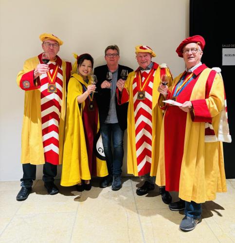 Remise des Prix de la Sélection des Vins de Neuchâtel au Temple du Bas: Yves Dothaux (au centre), œnologue de la Station viticole de l'Etat qui a remporté le Prix "Ambassadeur". Entouré par Thierry Lardon, Chien-yu Chen, Walter Zwahlen et Jean-François Kunzi. 