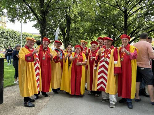 Dégustation de l’Œil-de-Perdrix au Jardin anglais: Walter Zwahlen, Alain Geiser, Jean-François Kunzi, Chien-yu Chen, Marie-Paule Geiser, Michel Tardin, Christiane et Bernard Chevalley, Sylvain Ischer et Alfred Zehr.