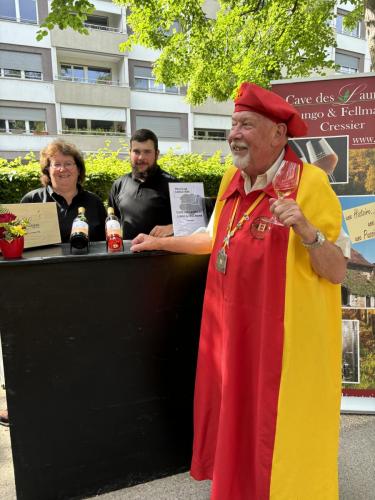 Dégustation de l’Œil-de-Perdrix au Jardin anglais: Alain Geiser devant le stand de la Cave des Lauriers. 