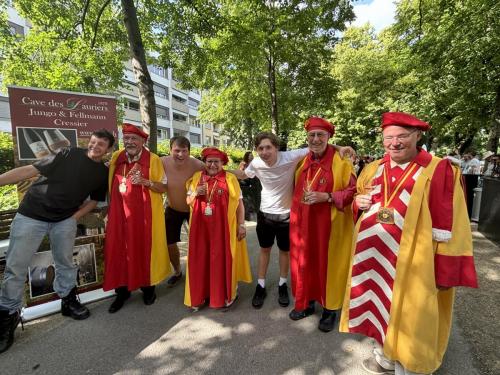 Dégustation de l’Œil-de-Perdrix au Jardin anglais: Alain et Marie-Paule Geiser, Alfred Zehr et Sylvain Ischer. 