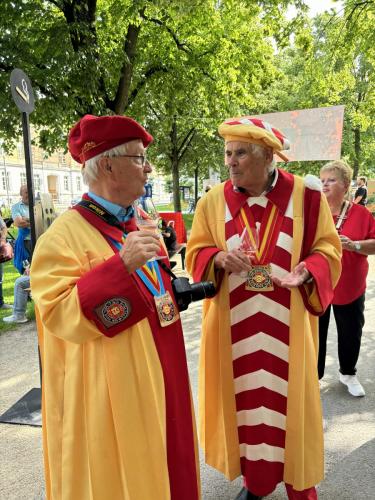 Dégustation de l’Œil-de-Perdrix au Jardin anglais: Jean-François Kunzi et Michel Tardin.