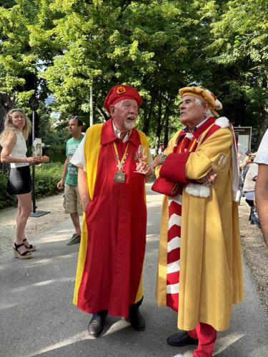 Dégustation de l’Œil-de-Perdrix au Jardin anglais: Alain Geiser et Michel Tardin.