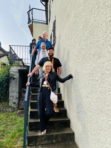 Frairie de la floraison aux Caves du Prieuré à Cormondrèche: Marie-José Jeanmairet, Ludovic Dubois, Carmela et Heinz Hoffmann, Christiane Chevalley et Marie-France Matter. 