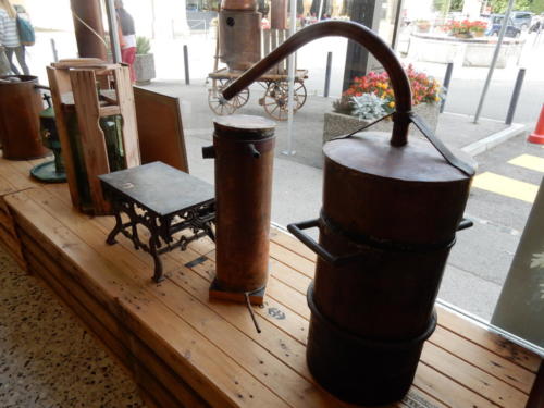 Sortie en Franche-Comté et en Bourgogne: coup de l'étrier à la distillerie artisanale de Christophe Racine à Môtiers. 