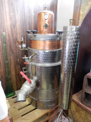 Sortie en Franche-Comté et en Bourgogne: coup de l'étrier à la distillerie artisanale de Christophe Racine à Môtiers. 